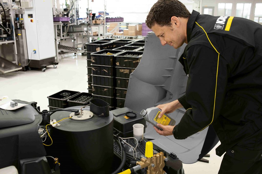 Mitarbeiter bei der Reparatur eines Kärcher Geräts